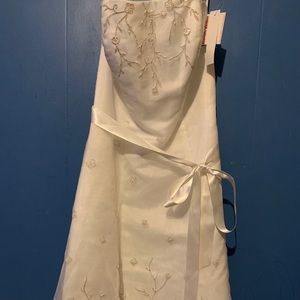 Nwt David’s bridal tea length wedding dress